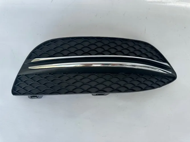 Grade Tela Direita Farol de Milha Mercedes Benz C180 C200 2015 2016 2017 2018