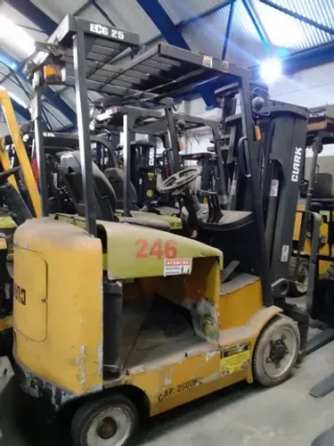 Lote com 4 empilhadeiras Clark, modelo ECG25, capacidade 2.500Kg