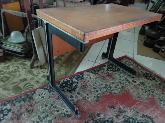mesa antiga escrivaninha design anos 70 retro pequena  aluminio fundido