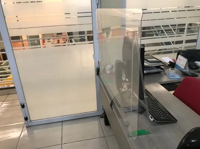  Proteção de acrílico covid para atendimento. 