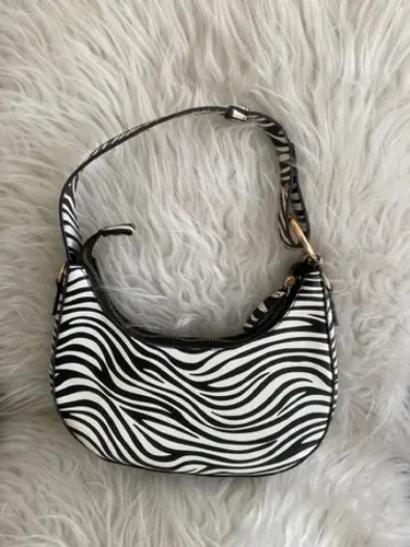 Bolsa Nova importada da primark , pode ser usada de mão e ombro