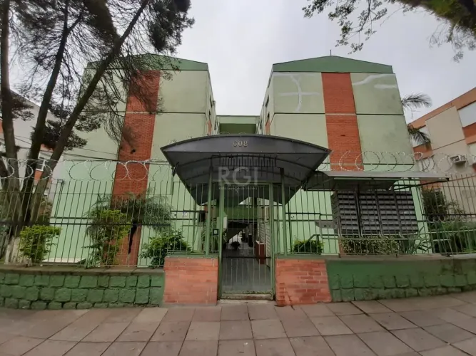 Apartamento em ótimo estado em condomínio residencial. Localizado na avenida Jacui 608, o