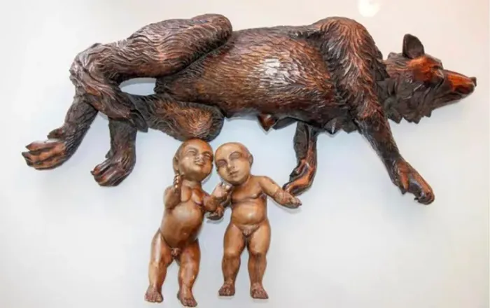 ESCULTURA Unica ITALIANA ORIGINAL LINDA Detalhes  ENTALHADA EM MADEIRA LOBA ROMULO E REMO 