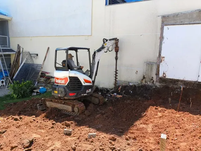 Locações de Bob CAT e Mini escavadeira com perfuratriz de Solo