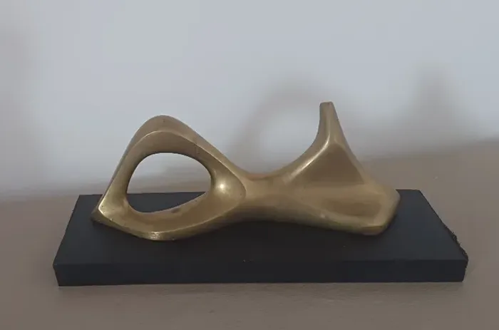 Escultura Bronze Assinada - 23 X 8 Cm - Layus