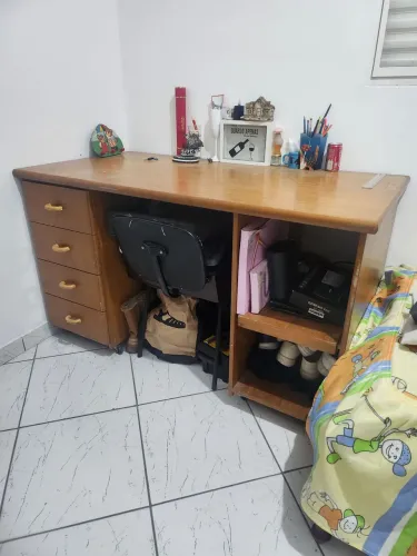 Escrivaninha de madeira