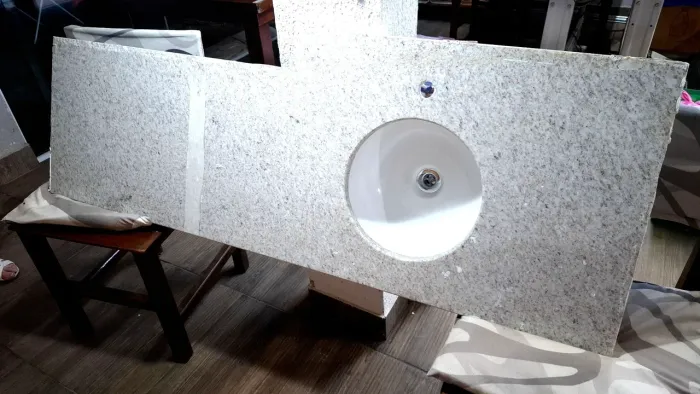 Pia de banheiro. Bancada de mármore e pia