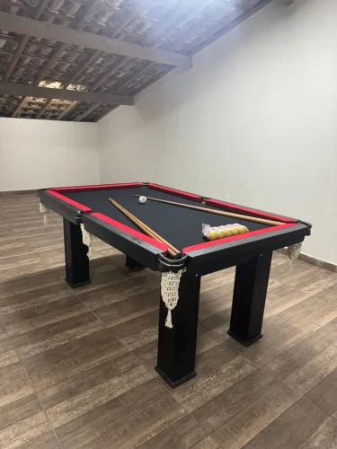 Mesa de sinuca tradicional