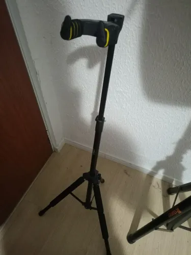 MELHOR MARCA DE ESTANDE IMPORTADOS/ VENDE-SE SUPORTE PARA VIOLÃO OU GUITARRA NOVO.