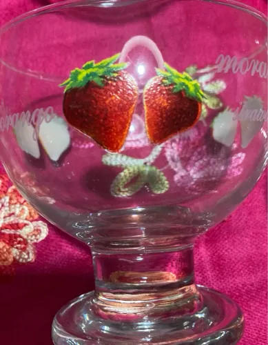Taça de Sobremesa Decorada com Morangos