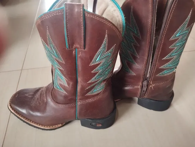 Botas Texanas Marrom com Detalhes em Azul