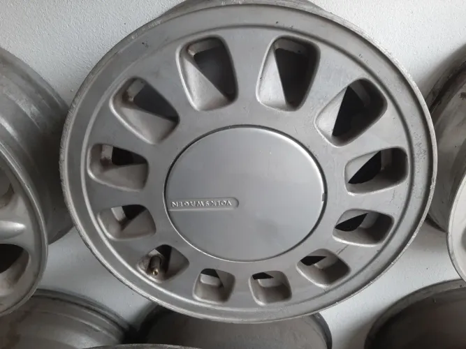 Roda aro 14 Volkswagen Santana Quantum originais cor prata 4x100 usadas