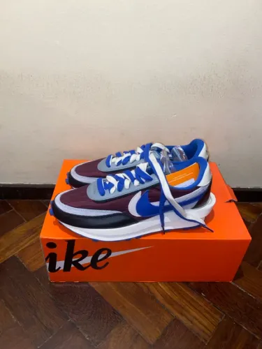 Nike Sacai Vaporwaffle - Azul e Bordô