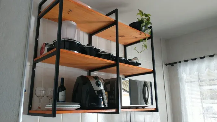 Prateleira de Madeira e Metal para Cozinha