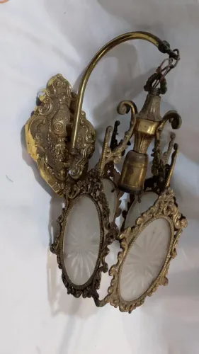 Antiga e perfeita arandela de bronze, vidro lapidado