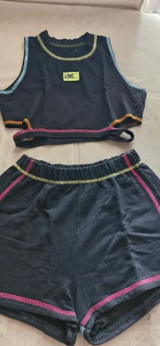 Conjunto cropped e shorts preto com detalhes coloridos - tam 14