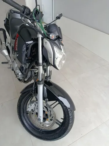 Yamaha Fazer 250. Vendo ou troco.