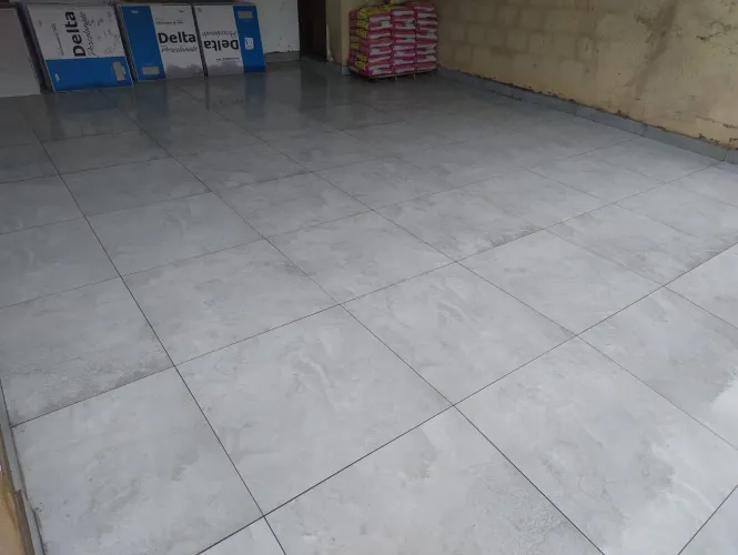 Piso Porcelanato Delta Cinza Claro 70x70 Antiderrapante 