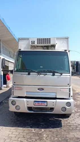 Caminhão baú 2009 Ford 2422  Trucado frigorífico 2009