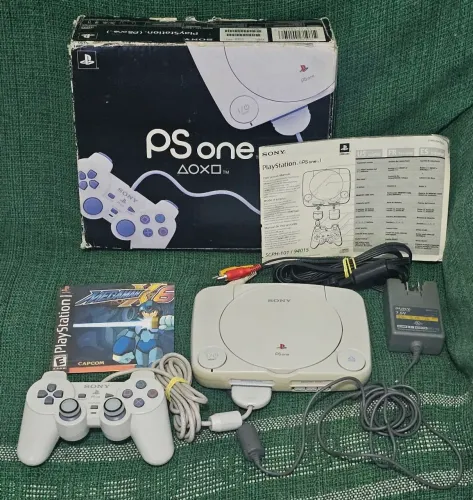 Playstation 1 PSONE CAIXA CONTROLE CABO E FONTE ORIGINAL com Jogo Megaman X6 FUNCIONANDO