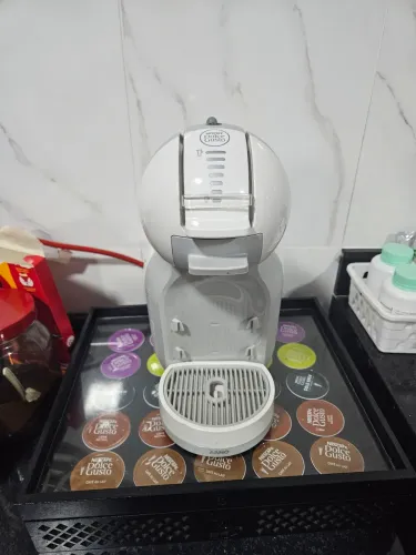 Cafeteira Dolce Gusto Mini Me + Cápsulas + suporte de Madeira e vidro personalizado