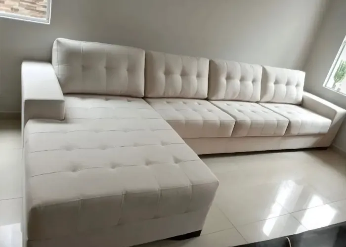 Sofá três lugares modelo chaise - disponível