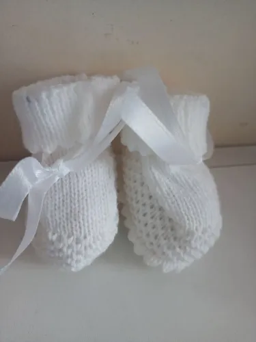 03 Sapatinhos de bebê de tricô com fita