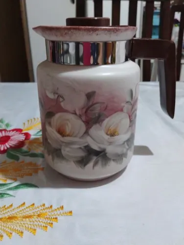 Jarro de cerâmica pintada a mão