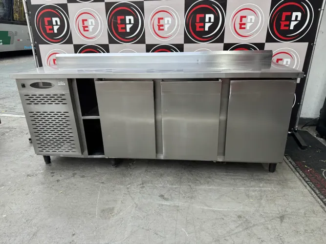 VENDO UM BALCÃO REFRIGERADO 3 PORTAS WAVE TODO EM AÇO INOX 