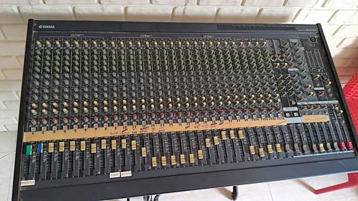 Mesa de Som Yamaha MG32/14FX - Usada
