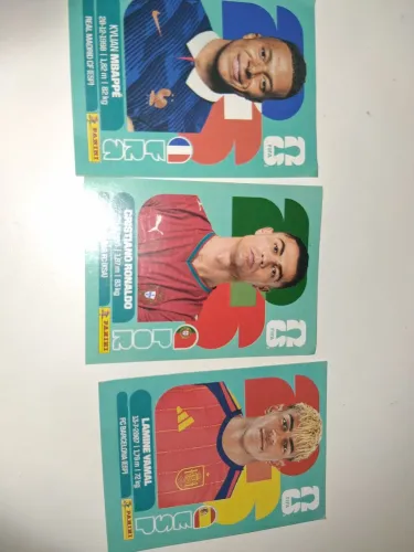 Figurinha do cr7 lamine yamal e mbappe 15 reais cada uma ou negociamos