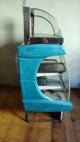 Vendo estufa com seis bandejas para salgados e balcão seco da Gelopar. Usados, porém bem c