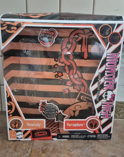 Caixa Monster High Gêmeas Creeproduction (com avarias)