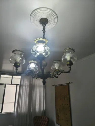 LUSTRE EM BRONZE COM 5 CUPULAS TRABALHADAS LINDISSIMO