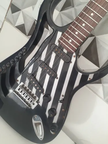 Guitarra profissional vendo ou troco 350
