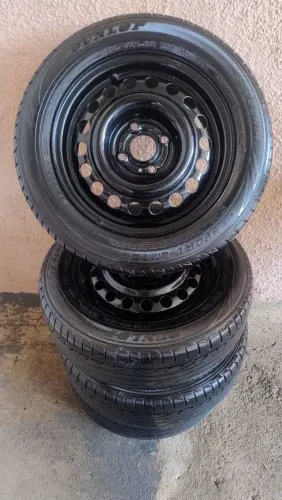 4 pneus Dunlop 185/60 R14 com rodas de ferro.