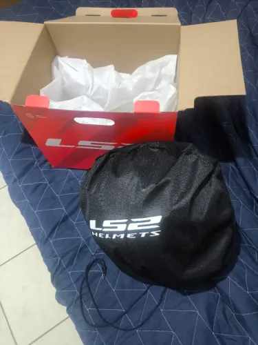 Vendo ou troco capacete LS2 novo em celular