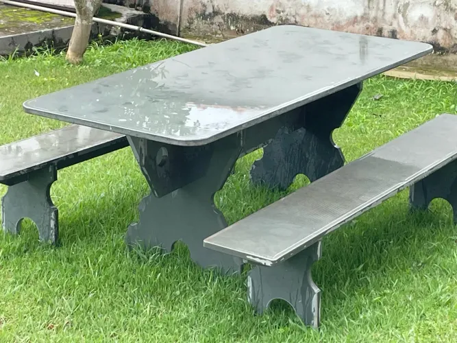 Vendo mesa ardósia com dois bancos