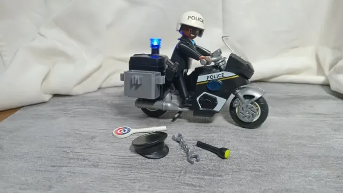 PLAYMOBIL POLICIA - MOTO COM LUZES, POLICIAL E ACESSÓRIOS.