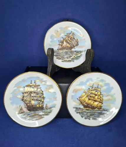 Kit com pratinhos de porcelana com estampa de caravelas