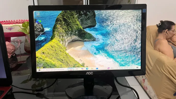 Vendo monitor led AOC de 15.6 pol