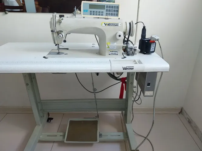 Maquina de costura Industrial Reta, eletrônica