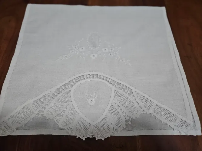 Toalha de Lavabo em linho bordado e Renda Renascença