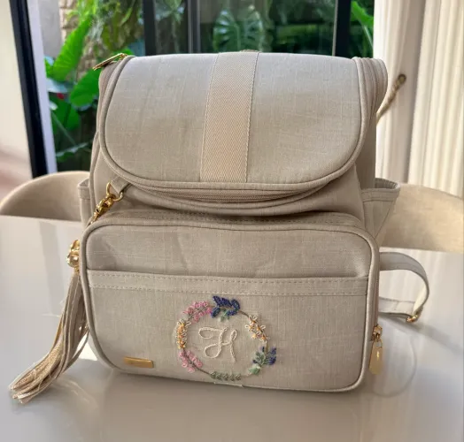 Mochila maternidade bordada à mão