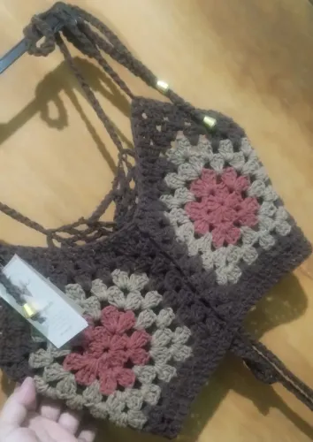 Cropped de crochê feito a mão 