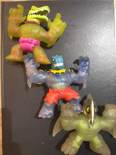 3 bonecos Goo Jit Zu Dinossauros