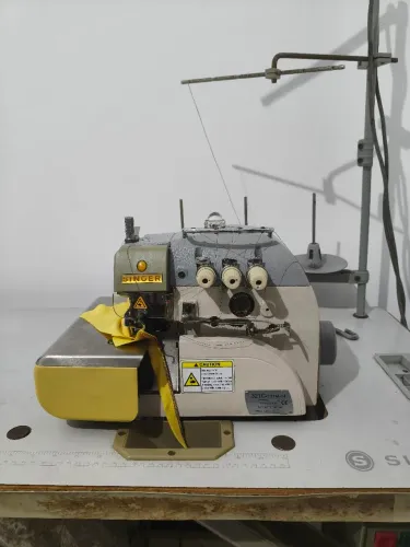 MÁQUINA OVERLOCK SINGER