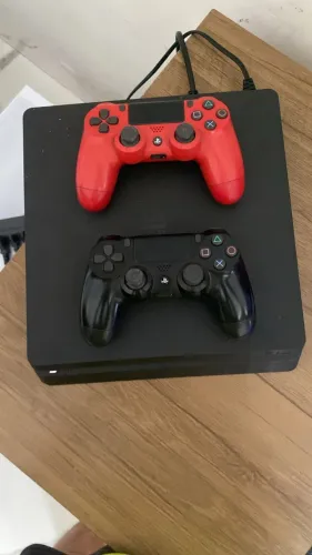 Ps4 com 2 controles