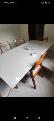 Mesa em madeira com 6 lugares