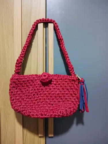 Bolsa boho chic, fio de malha na cor bordo, nova.